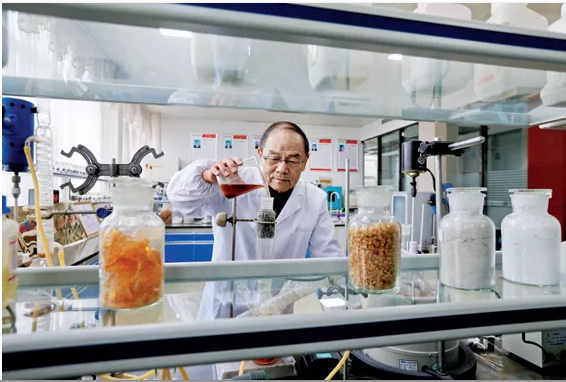 聘用高?？萍既藛T做技術(shù)顧問（王勉勵 / 攝影）